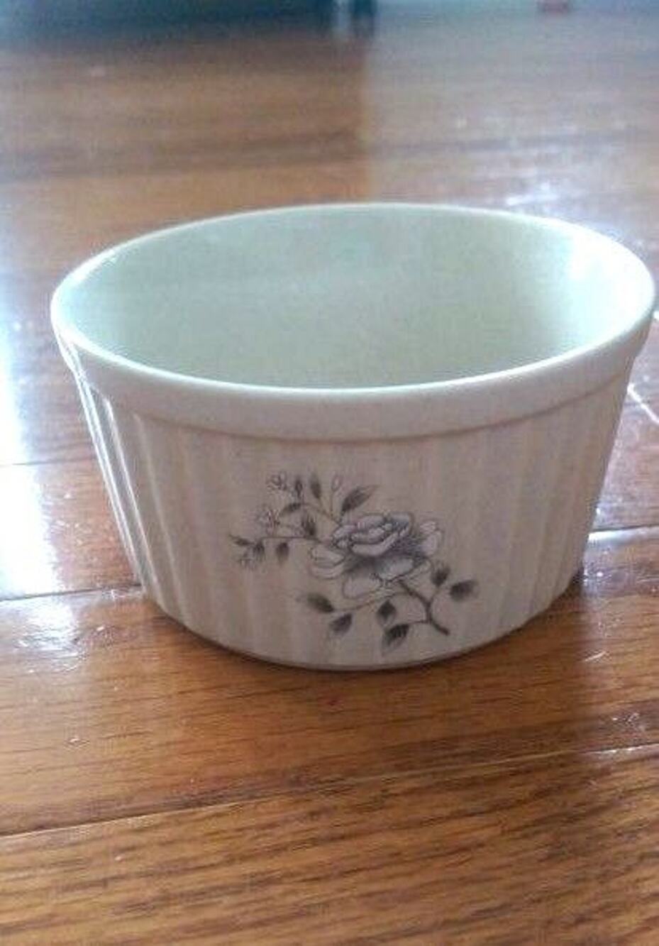Southampton Stoneware Custard Bowl/Ramekin White Rose (Small Mark)